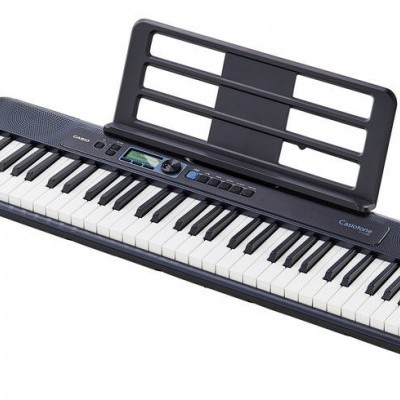 Teclado musical Casio preto com 61 teclas e suporte para partituras