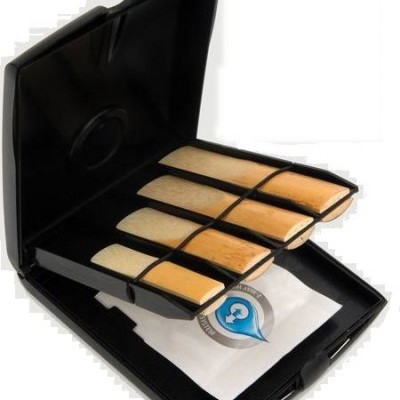 Estojo preto aberto com palhetas de madeira claras e papel branco com símbolo