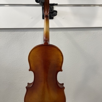 Violino castanho claro pendurado na parede