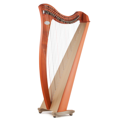 Arpa em madeira natural com cordas num fundo branco
