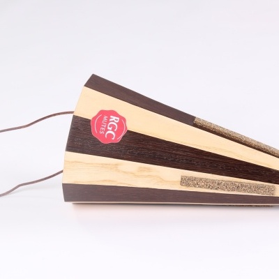 ventoinha de madeira listrada com alça e selo RGC Art