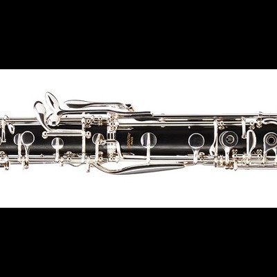 Clarinete preto com chaves metálicas prateadas