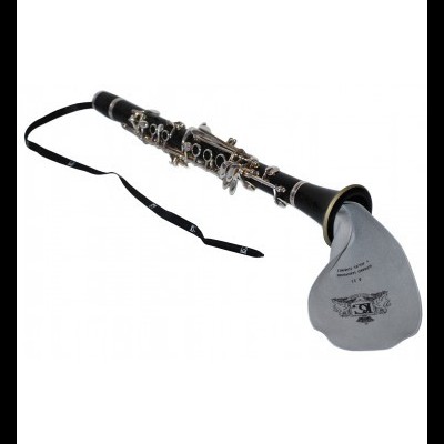 Clarinete negro com mecanismo prateado e pano cinzento
