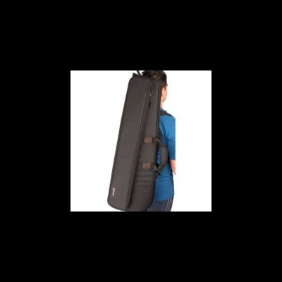 Capa preta para instrumento musical transportada às costas