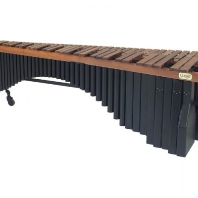 Marimba de madeira com teclas castanhas e tubos pretos em fundo branco