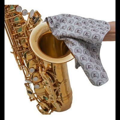 Pano de microfibra cinzento com logótipo a limpar saxofone tenor dourado