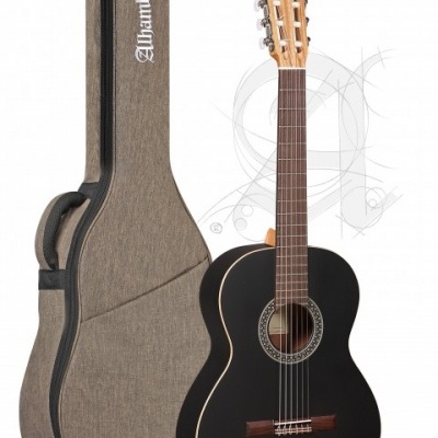 Guitarra clássica preta com capa cinzenta à direita