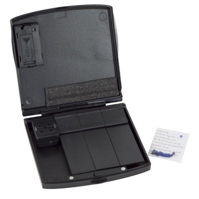 Estojo preto aberto com compartimentos e saquinho com esferas azuis