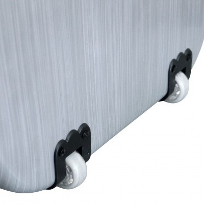 Mala de viagem cinzenta com rodas duplas brancas em fundo cinzento claro