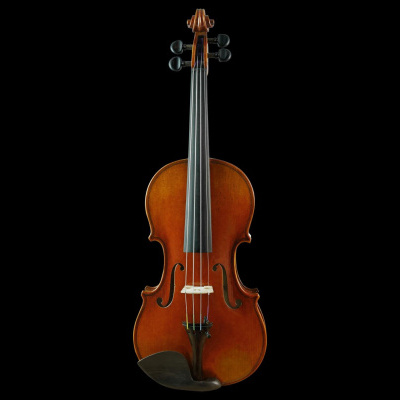 Violino clássico em madeira castanha com quatro cordas sobre fundo preto