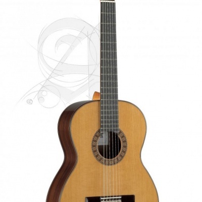 Guitarra clássica de madeira cor de âmbar com decoração na roseta e tarraxas douradas