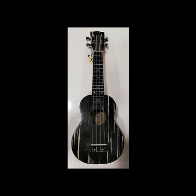 Ukelele preto com seis cordas contra fundo branco