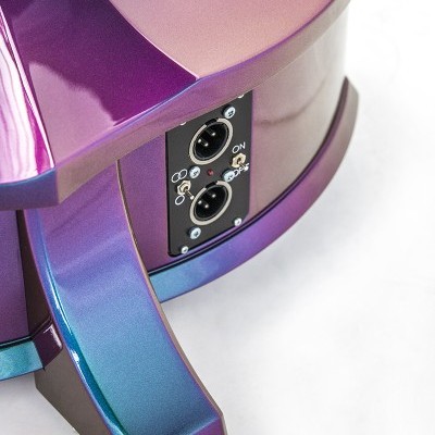 Equipamento metálico iridescente com conectores XLR e interruptor ON/OFF