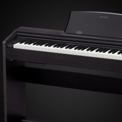 Piano digital preto com teclas e suporte em madeira escura