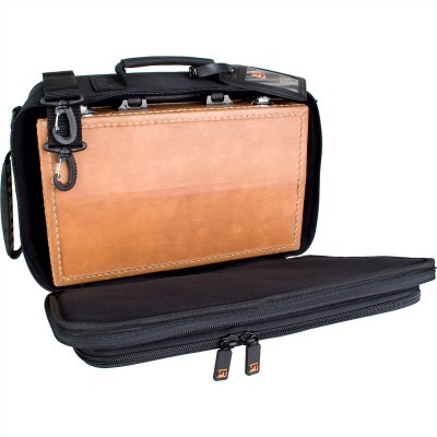 Bolsa preta com painel frontal em couro castanho claro e bolsa removível preta com fecho