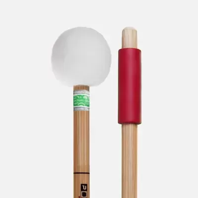 Duas baquetas de madeira para instrumentos, uma com cabeça de feltro branco e etiqueta verde e outra com capa vermelha