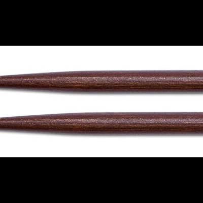 Par de baquetas de madeira castanha com pontas esféricas