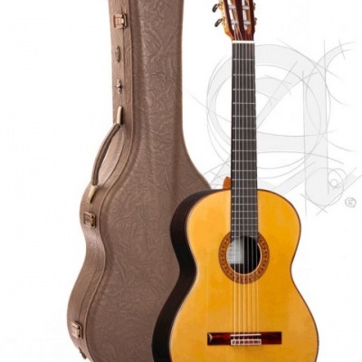 Guitarra clássica acústica amarela ao lado de capa castanha