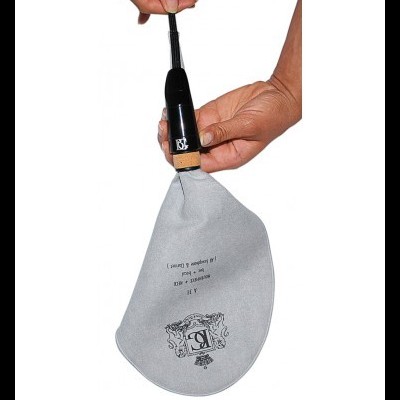 Bolsa de tecido cinzento para instrumento de sopro com texto preto e bocal preto