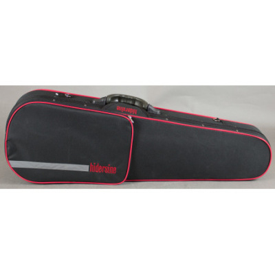 Estojo preto para instrumento musical com linhas vermelhas e bolso lateral com texto vermelho