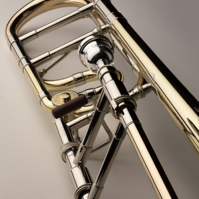 Trombone em metal dourado e prateado com manopla de madeira escura