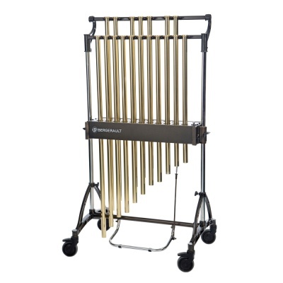 Instrumento musical carrilhão de tubos de latão com estrutura preta e rodas.