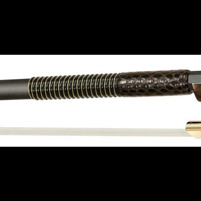 Arco de instrumento de cordas com cabo em madeira escura e detalhes metálicos