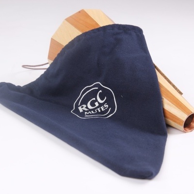 Abafador de madeira com capa azul escura e logotipo RGC MUTES