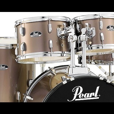 Bateria musical Pearl em tons de marrom e preto com detalhes cromados