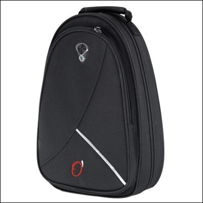 Mochila preta triangular com logótipo vermelho e branco e detalhe cinzento