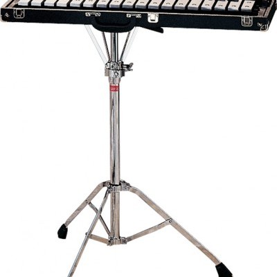 Xilofone de teclas metálicas brancas montado num tripé cromado