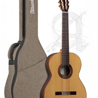 Guitarra clássica de madeira com capa cinza escrita Altamira