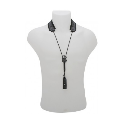 Colar para óculos com tiras em tecido cinza e cordão preto, mostrado num manequim branco