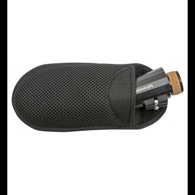 Estojo preto de malha contendo uma palheta de clarinete