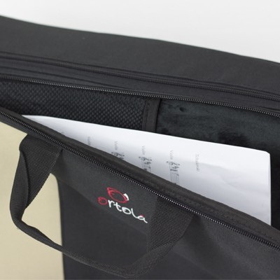 Bolsa de transporte preta com logótipo 'ortola' e papel com pautas musicais