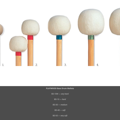 Cinco baquetas para bateria com cabeças de penas brancas e hastes coloridas numeradas de 1 a 5