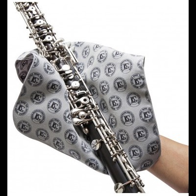 Clarinete preta com teclas prateadas a ser limpa com pano cinza claro com padrão circular 'KC'.