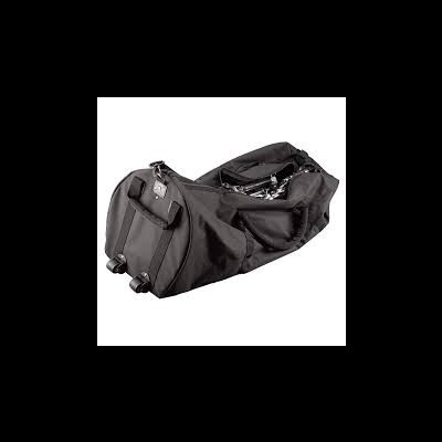 Mala preta de tecido com rodas e alças sobre fundo branco