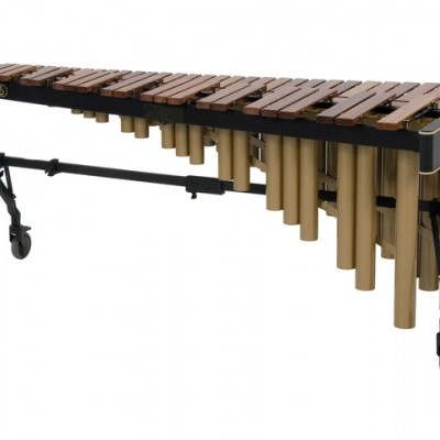 Marimba musical com teclas de madeira e estrutura preta com rodas