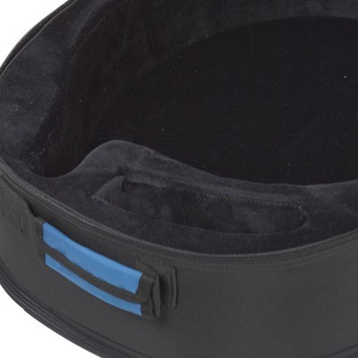 Cama redonda preta para animal com interior em veludo preto e alça azul