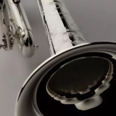 Trompete prateado com gravações e texto Series 2011