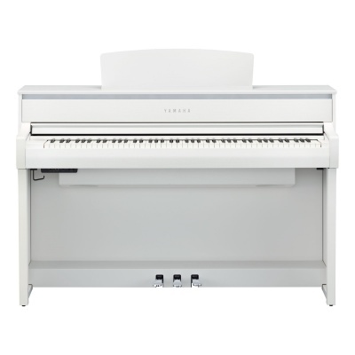 Piano digital branco Yamaha com 88 teclas e três pedais