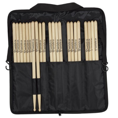 Conjunto de baquetas de bateria organizadas em bolso preto