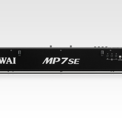 Teclado digital preto KAWAI MP7SE com botões de controlo à direita