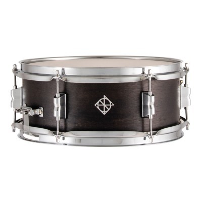 Bateria de caixa de madeira castanha escura com ferragens cromadas