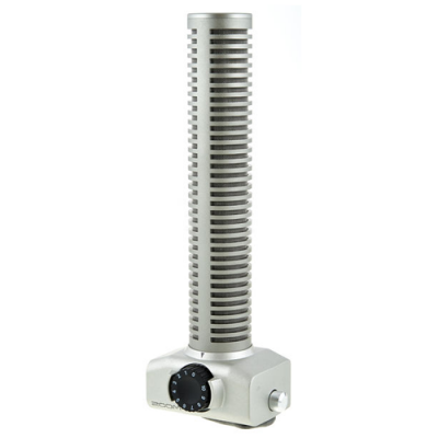 Microfone metálico prateado com botão rotativo e base quadrada