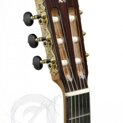 Cabeça de guitarra clássica em madeira escura com cravelhas pretas e douradas