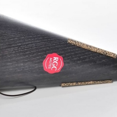 Cone de madeira preto para percussionista com etiqueta vermelha e corda preta para pendurar