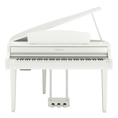 piano de cauda branco Yamaha aberto