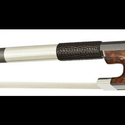 Arco de violino de madeira com detalhes em tecido preto e metal prateado